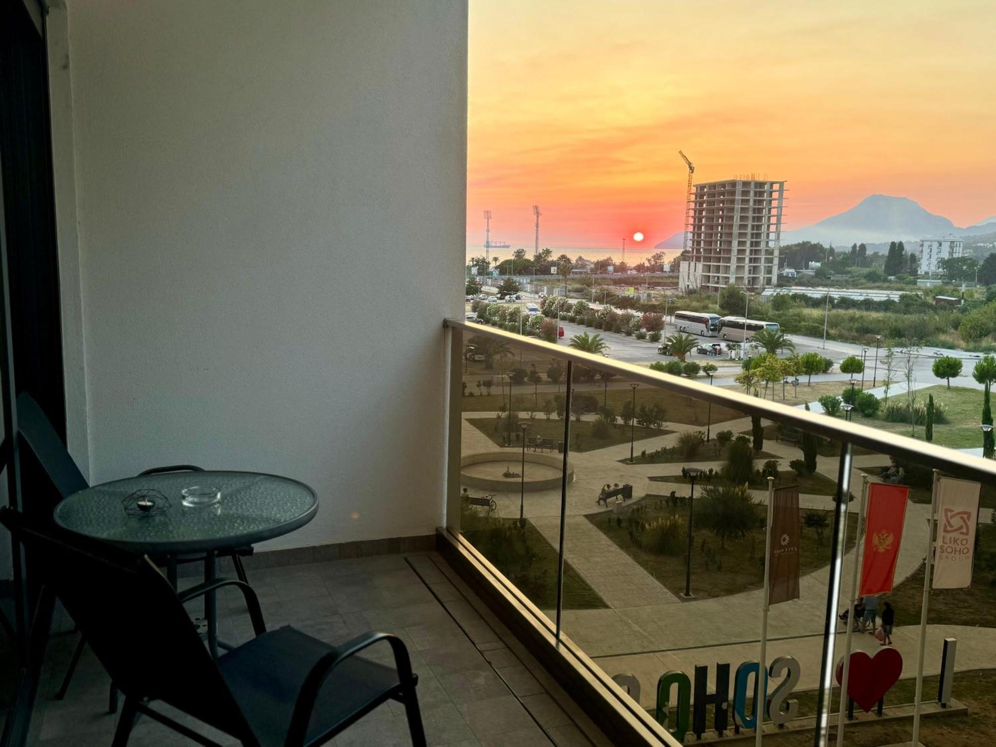 Suncoast Suites Бар Экстерьер фото